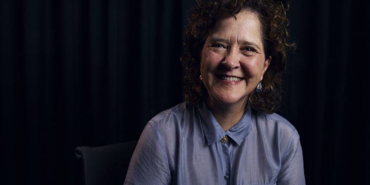 'A vida real ficou insustentável', diz Carla Madeira, escritora de ficção mais lida no Brasil