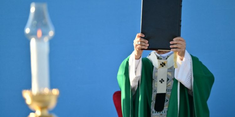 'Alfaiate do sagrado': quem é Filippo Sorcinelli, chefe de atelier que veste os Papas há mais de 20 anos
