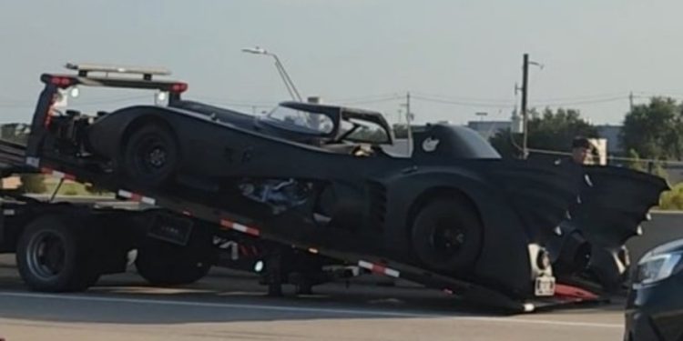 'Batmóvel' fica parado em estrada no Texas após pneu furar e diverte motoristas; vídeo