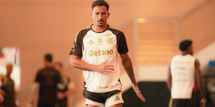 'Brasil ficou aquém do que poderia ter feito na Copa do Mundo', diz Danilo