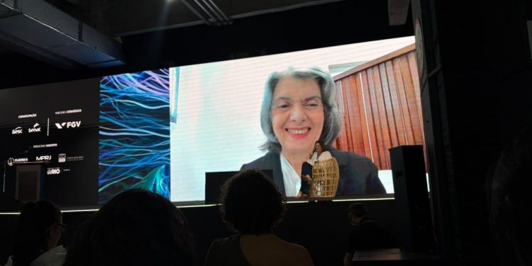 'Desconfiança é fácil de plantar': Cármen Lúcia defende segurança das urnas em evento no Rio