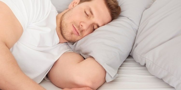 'Dormir sem roupa e ter um colchão de molas': especialista em sono dá dicas de como ter uma noite de descanso