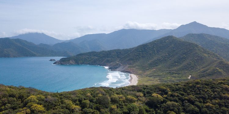 'Ela lutou contra as ondas até não aguentar mais': testemunha relata naufrágio que deixou turista espanhola morta na Colômbia