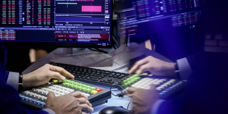 'Hackers' usam até clonagem de voz para tentar acessar dados de grandes fundos de Wall Street em onda de ataques nos EUA