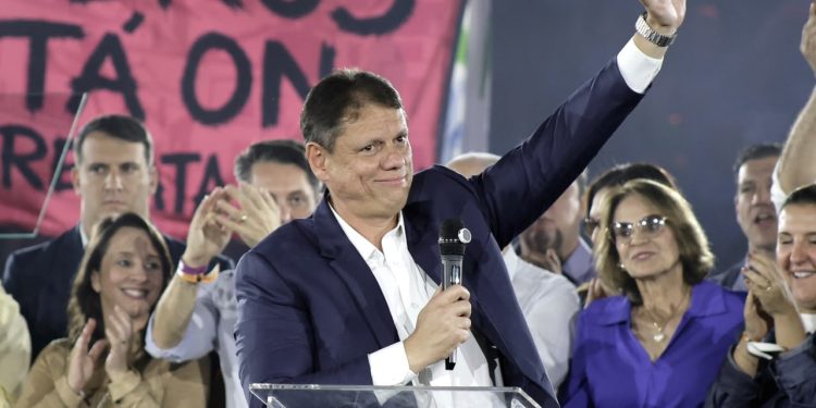 'Já passou': Tarcísio reduziu menções a Bolsonaro em 2026 comparado a eleição anterior, mostram dados