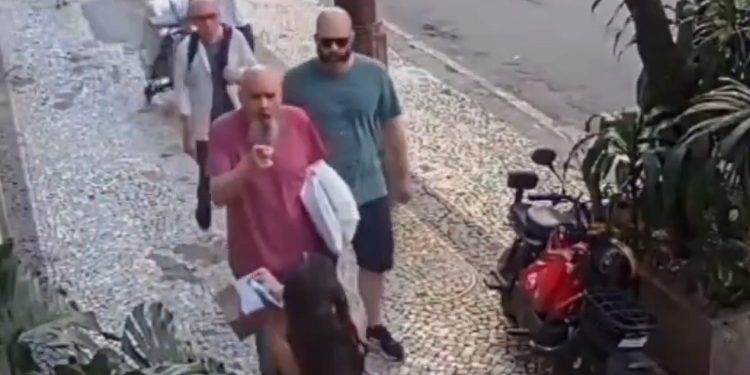 'Mexeram com uma mãe', diz entregadora agredida por pedestre após ultrapassar sinal vermelho na Zona Sul; veja vídeo