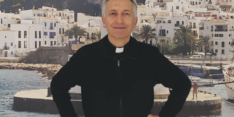 'Padre Tinder': sacerdote usa WhatsApp para encontrar parceiros para solteiros; veja como funciona