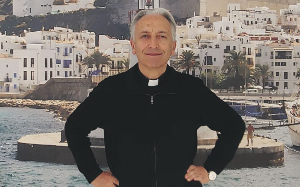 'Padre Tinder': sacerdote usa WhatsApp para encontrar parceiros para solteiros; veja como funciona