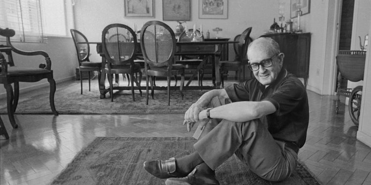 'Poesia completa' de Drummond terá livros póstumos e poemas inéditos em coletânea