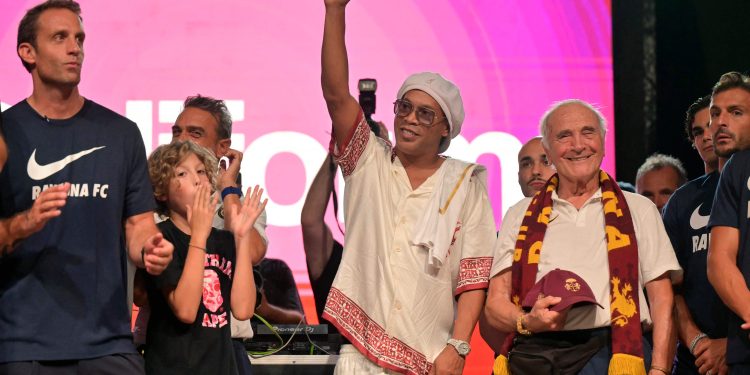 'Se eu vou jogar? Não sei, só o técnico sabe', diz Ronaldinho Gaúcho ao ser apresentado pelo Ravenna, da Itália