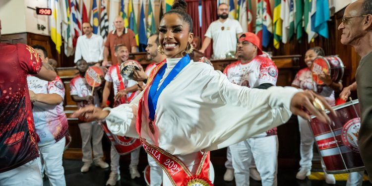'Sempre vou defender o segmento das passistas', diz Bellinha Delfim, rainha de bateria da Viradouro