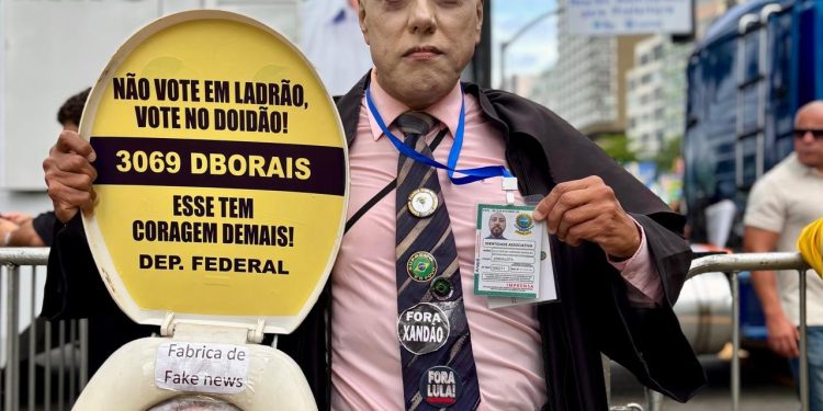 'Sósia' de Alexandre de Moraes é assediado em ato de Flávio Bolsonaro
