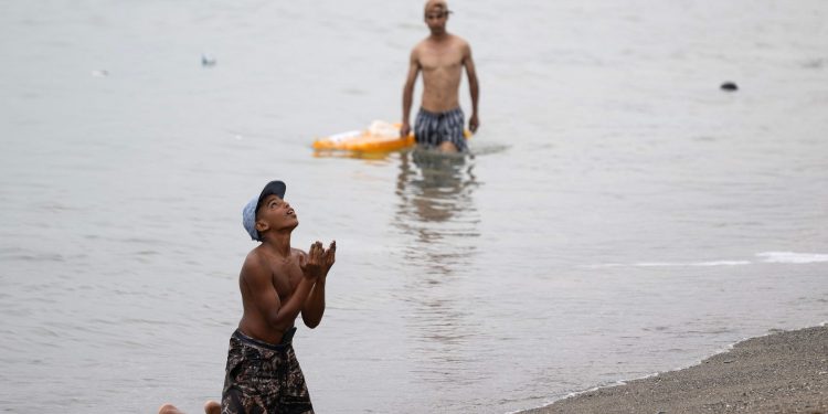 'Vá naquela direção': Migrantes sugerem possível colaboração de autoridades marroquinas em travessia para Ceuta