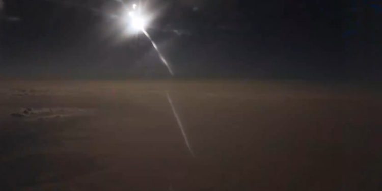 A 10 mil metros de altitude: passageiros embarcaram em voos especiais para assistir a eclipse solar; veja vídeo