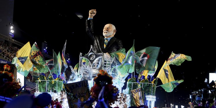Ação sobre propaganda antecipada de Lula pela Acadêmicos de Niterói trava no TSE