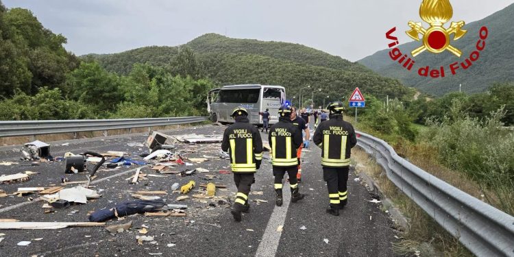Acidente entre ônibus de turismo e motorhome deixa seis mortos e ao menos 27 feridos na Itália
