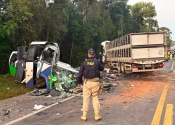 Acidente entre ônibus e carreta deixa 21 mortos no Paraná