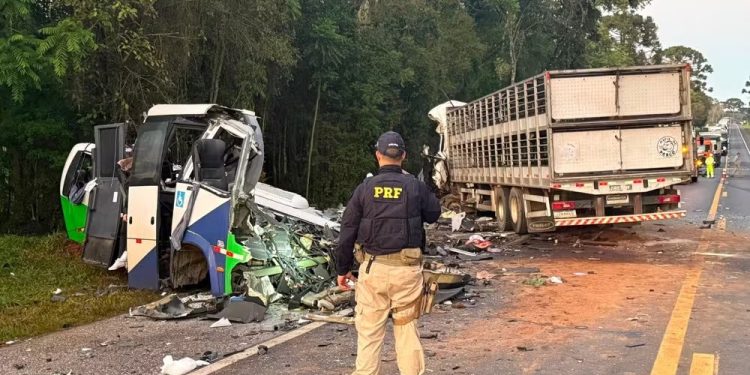 Acidente entre ônibus e carreta deixa 21 mortos no Paraná