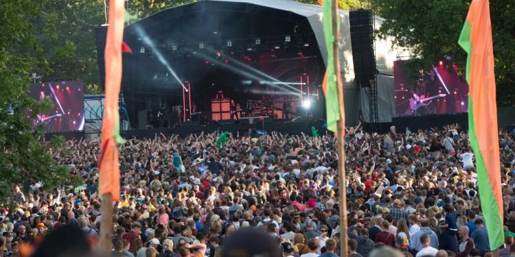 Adolescente de 17 anos morre após passar mal durante festival de música no Reino Unido