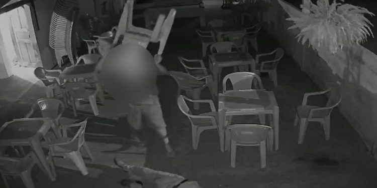 Adolescente investigado por agressão a idoso com cadeira em tentativa de latrocínio é apreendido no ES; vídeo