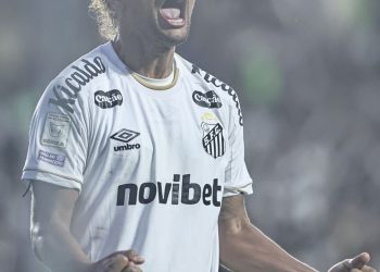 Agora na zaga, William Arão, do Santos, analisa gol marcado e peso na vitória sobre o Vasco: 'Deu uma tranquilidade'