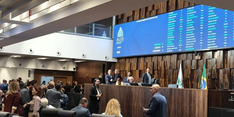 Alerj retoma trabalhos com vaga no TCE em aberto, indicações para a Agetransp e projetos econômicos de Couto no radar