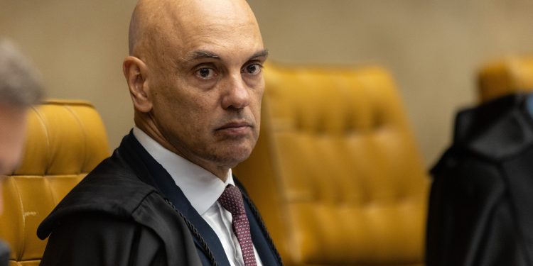 Alexandre de Moraes fragiliza democracia ao violar sigilo da fonte de jornalista