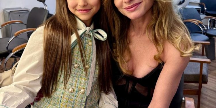 Alinne Moraes posa com Mel Summers, atriz mirim com quem dividirá personagem em 'Por você', a próxima novela das 19h