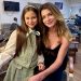 Alinne Moraes posa com Mel Summers, atriz mirim com quem dividirá personagem em 'Por você', a próxima novela das 19h