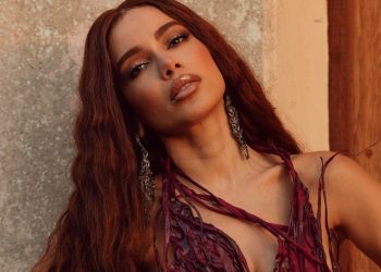 Anitta vai participar do 'Sem censura' na terça-feira. Confira quem estará na bancada com ela
