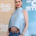 Anne Hathaway desmente barriga falsa em resposta à teoria da conspiração sobre sua gravidez