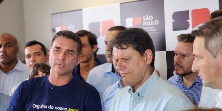 Ao lado de Tarcísio, Flávio fala em ser 'presidente de transição'