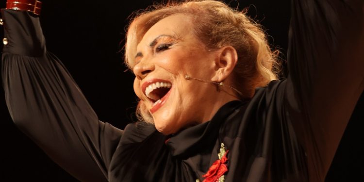 Aos 88 anos, Arlete Salles estreia primeiro solo, em que canta Abba e dança funk
