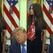 Apoiadora é acusada de ter a função de acordar Trump na frente das câmeras e teoria viraliza; vídeo