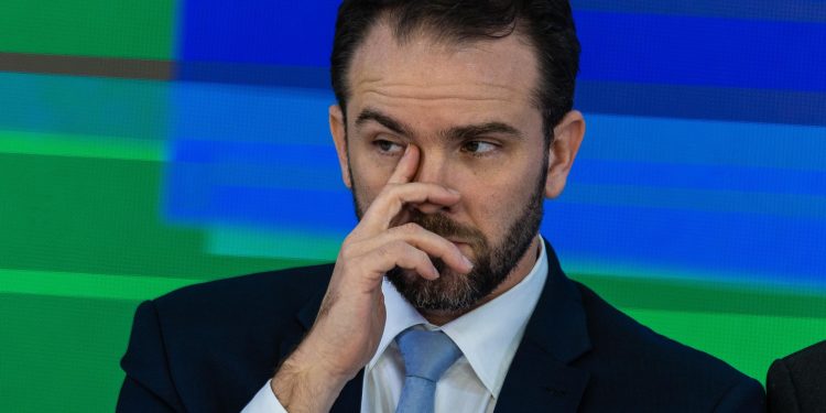 Após aprovação de projeto, ministro da Fazenda diz que orçamento da saúde crescerá de forma ‘sustentável e controlada’