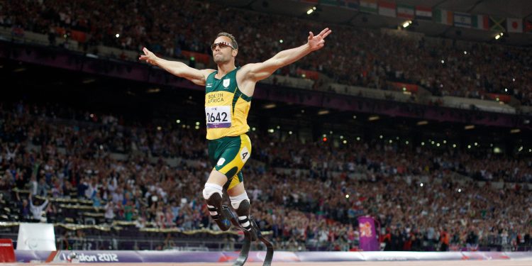 Após prisão por matar a namorada, Oscar Pistorius trabalha como engenheiro de som e leva vida discreta