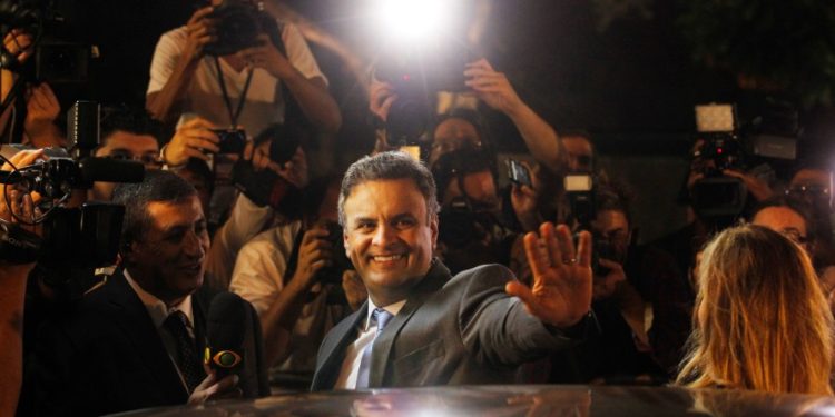 Após quatro décadas de mandatos consecutivos, Aécio Neves anuncia que não disputará as eleições