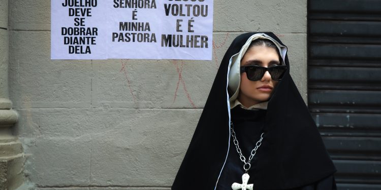 Após ‘King Kong Fran’, Rafaela Azevedo critica cristianismo em nova peça: ‘não consigo mais ignorar isso’
