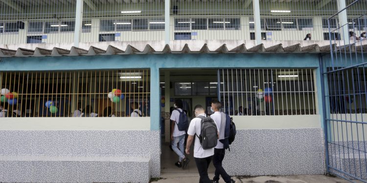 Aprendizagem no Rio cai para a menor do país, mas estudantes são mais aprovados, e Ideb aumenta