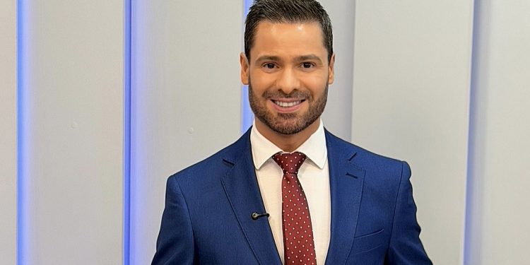 Apresentador Gui Moreira marca presença no intervalo do Debate da Band
