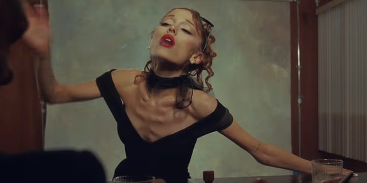 Ariana Grande preocupa fãs com magreza excessiva em clipe de 'Petal'