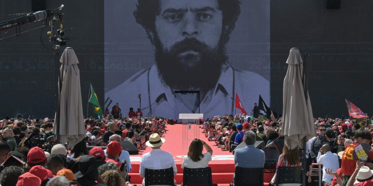 Artigo: 'Quem representa os evangélicos? A nova disputa eleitoral'