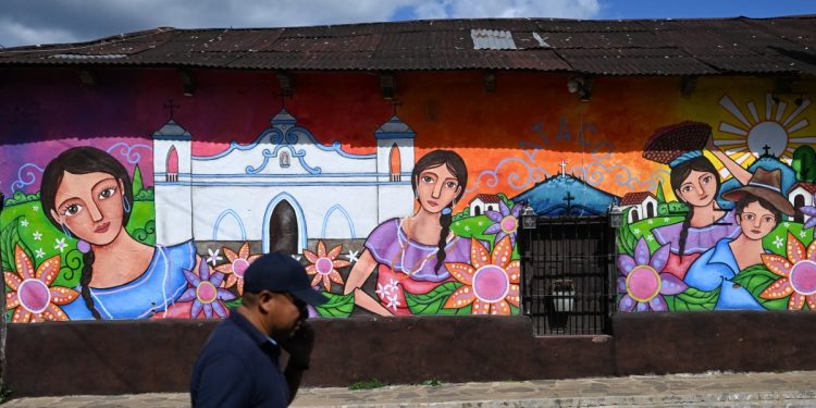 Artistas enchem de cor os povoados de El Salvador: 'Ganhamos os muros das gangues'