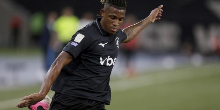 Atalanta apresenta oferta por Danilo e Botafogo analisa; saiba valores
