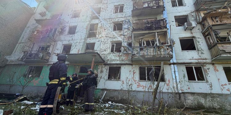 Ataque a drone da Ucrânia mata 13 pessoas em cidade de grande refinaria russa; Artilharia de Moscou mata cinco