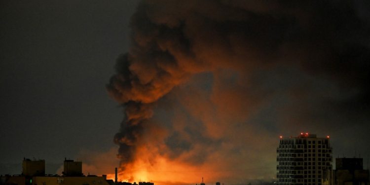 Ataques russos com mísseis balísticos deixam ao menos dez mortos em Kiev