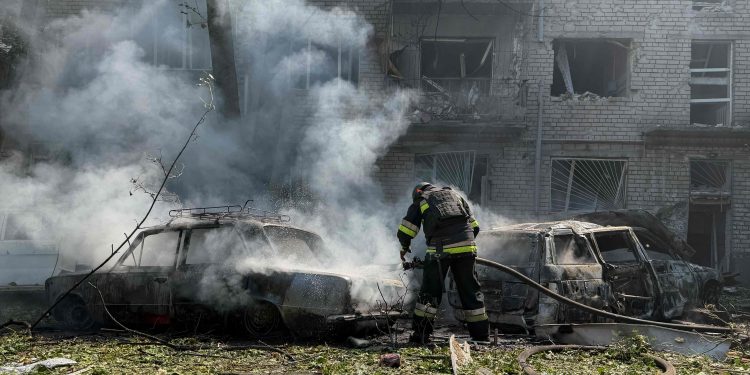 Ataques russos deixam cinco mortos no sudeste da Ucrânia, e explosões atingem Kiev