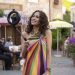 Atriz Minnie Driver sofre acidente de carro na França e fica imobilizada