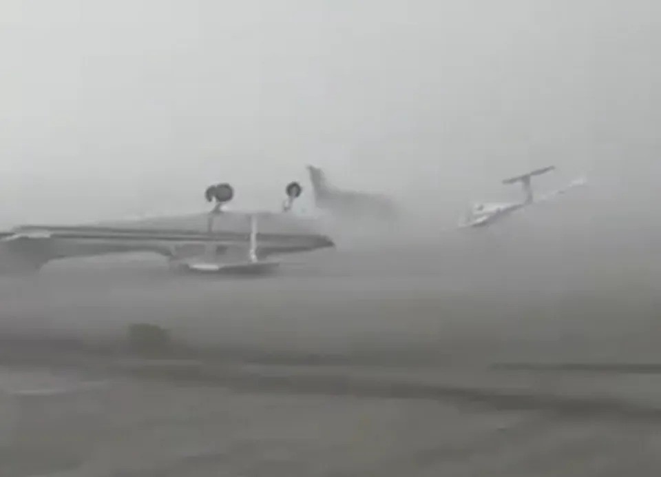 Aviões são arremessados como brinquedos e ficam de cabeça para baixo durante tempestade na Itália; vídeo
