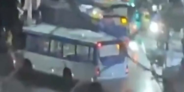 Bandidos sequestram 14 ônibus usados como barricadas em meio a disputas de territórios na Zona Sudoeste do Rio